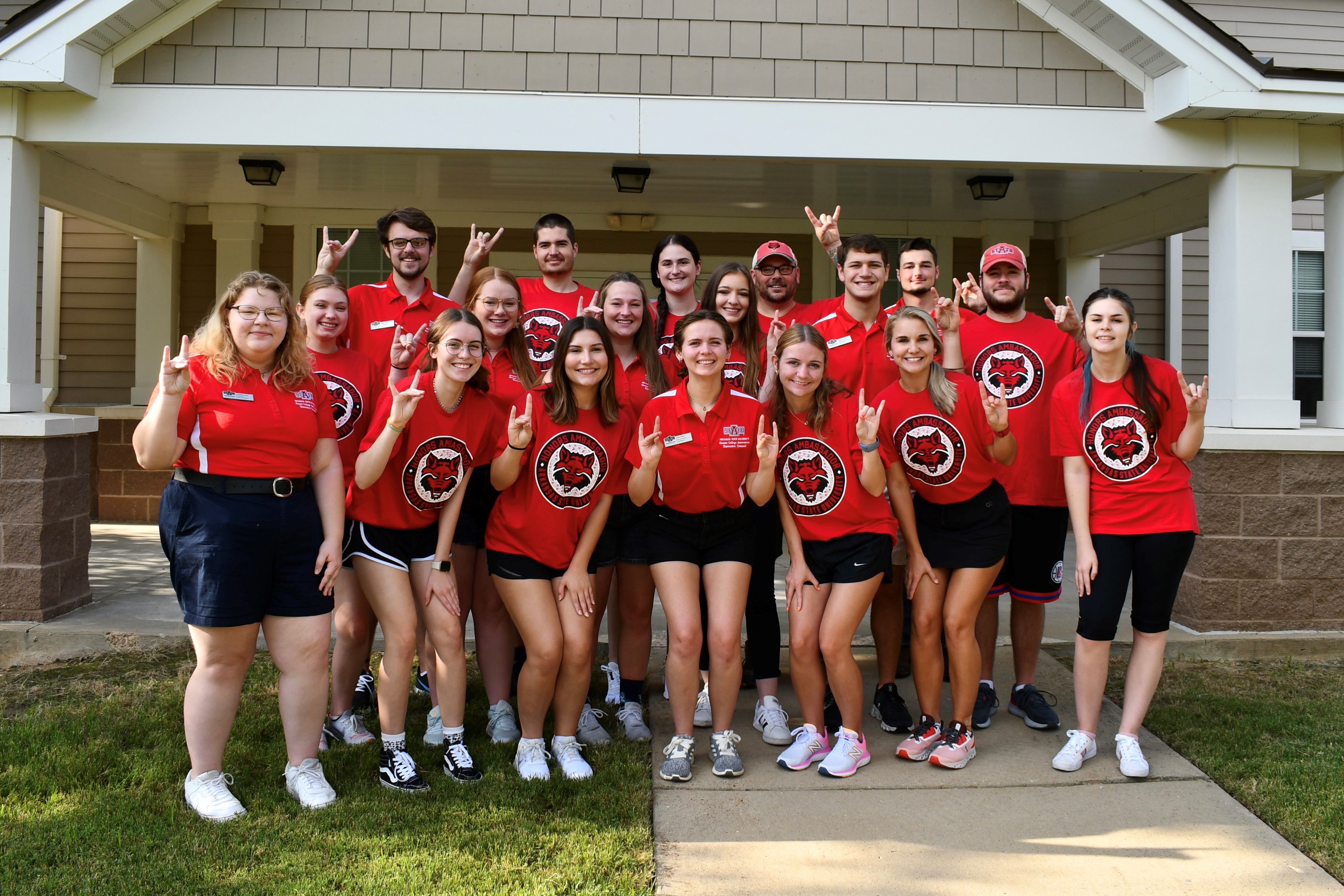 Honors Ambassadors on Move-In Day