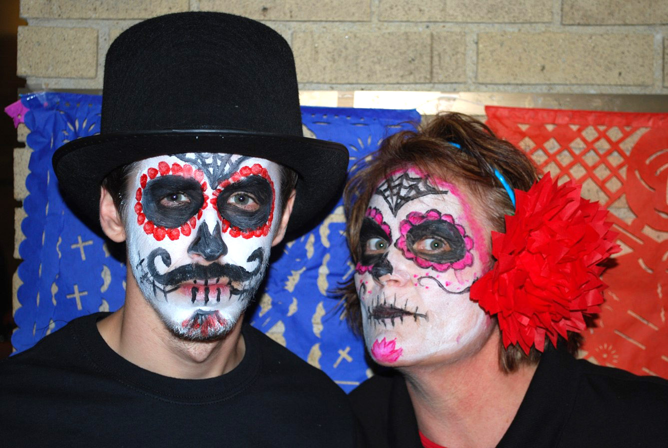 dia de los muertos guy face painting examples