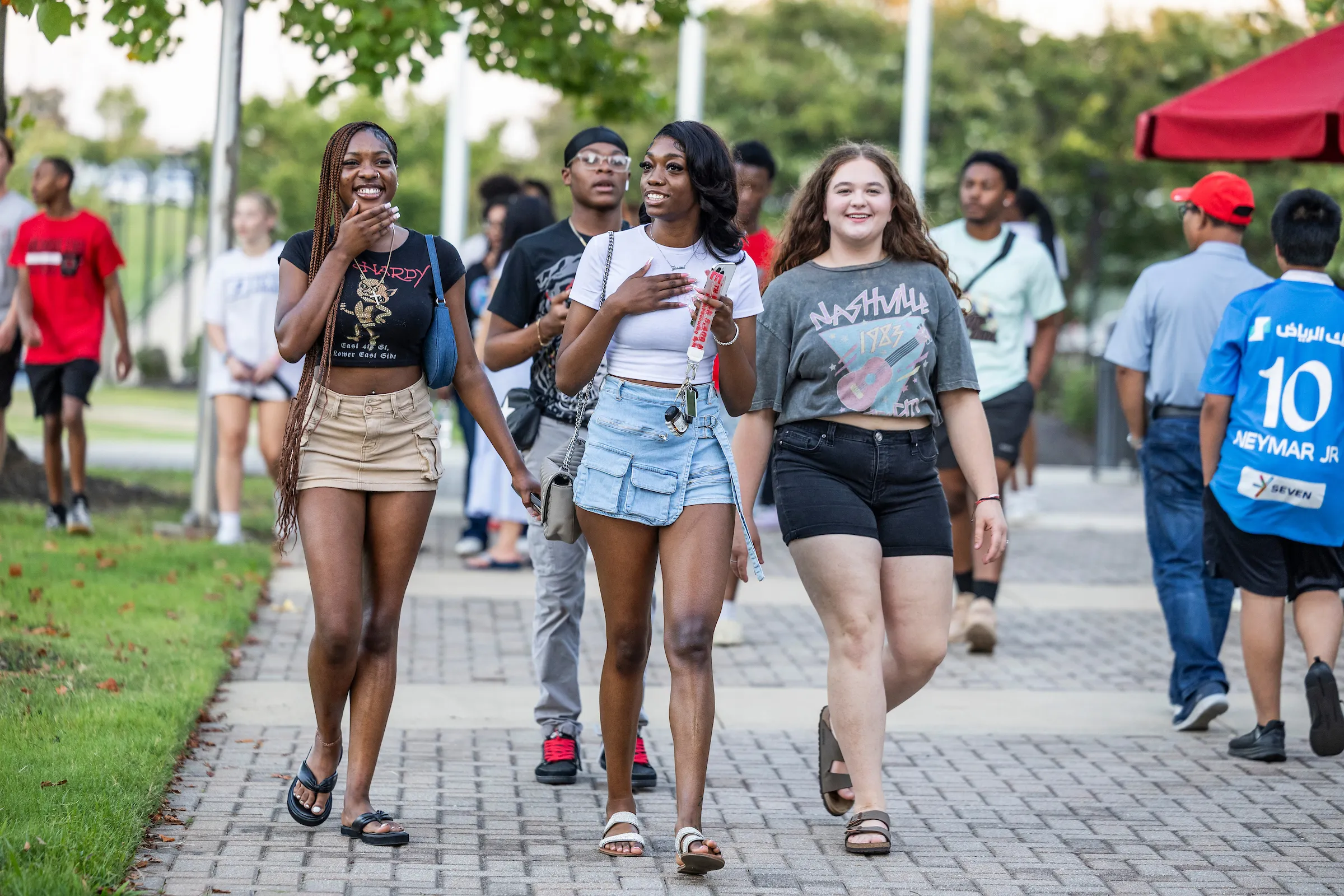 A group of girls walk together to the Reng Student Union